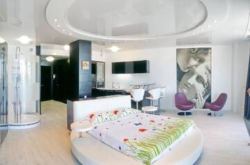 Роскошный люкс с балконом и видом на реку в  Most City Apart-Hotel